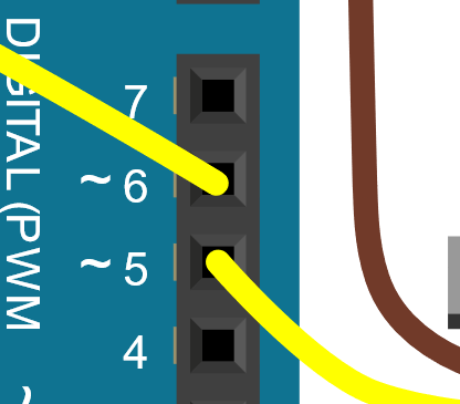 Placa Arduino con los pines 5 y 6 resaltados. Convención del curso para los servos — cualquier código de ejemplo asume estos dos pines. Decisión arbitraria pero compartida que evita que cada estudiante invente su propio mapeo y que ningún ejemplo del material funcione plug-and-play.